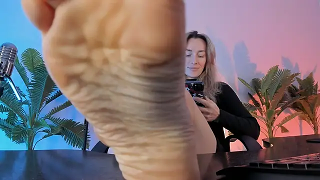 Snapshot of RebeccaMartinez chatting on 02.08.25 RebeccaMartinez online show from 02.08.25