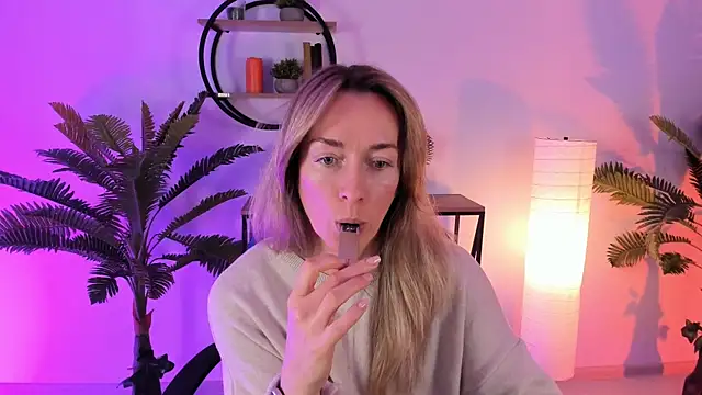 Snapshot of RebeccaMartinez chatting on 02.09.25 RebeccaMartinez online show from 02.09.25