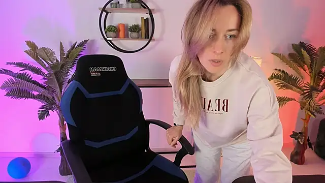 Snapshot of RebeccaMartinez chatting on 02.28.25 RebeccaMartinez online show from 02.28.25