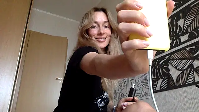 Snapshot of RebeccaMartinez chatting on 03.06.25 RebeccaMartinez online show from 03.06.25