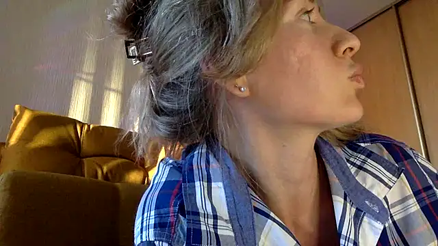 Snapshot of RebeccaMartinez chatting on 03.10.25 RebeccaMartinez online show from 03.10.25