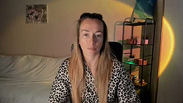 Snapshot of RebeccaMartinez chatting on 09.27.25 RebeccaMartinez online show from 09.27.25