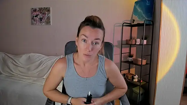 Snapshot of RebeccaMartinez chatting on 10.04.25 RebeccaMartinez online show from 10.04.25