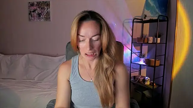 Snapshot of RebeccaMartinez chatting on 10.05.25 RebeccaMartinez online show from 10.05.25