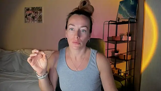 Snapshot of RebeccaMartinez chatting on 10.06.25 RebeccaMartinez online show from 10.06.25