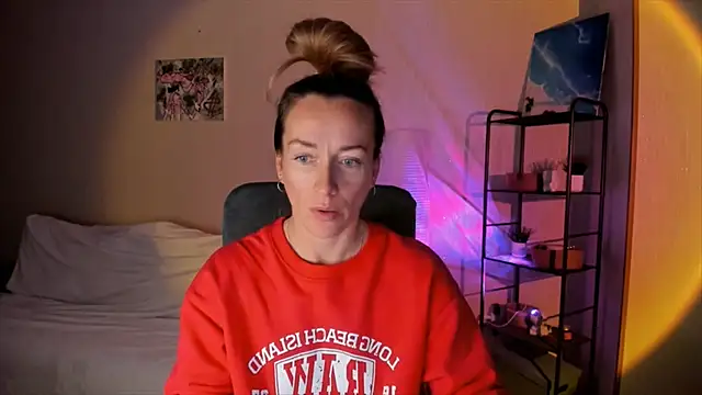 Snapshot of RebeccaMartinez chatting on 10.12.25 RebeccaMartinez online show from 10.12.25