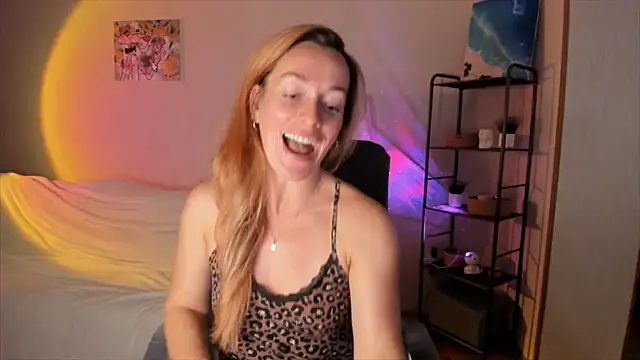 Snapshot of RebeccaMartinez chatting on 10.14.25 RebeccaMartinez online show from 10.14.25