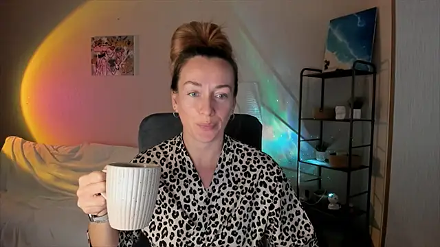 Snapshot of RebeccaMartinez chatting on 10.15.25 RebeccaMartinez online show from 10.15.25