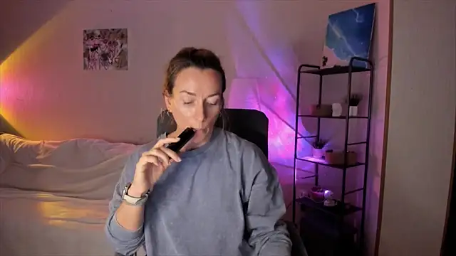 Snapshot of RebeccaMartinez chatting on 10.22.25 RebeccaMartinez online show from 10.22.25