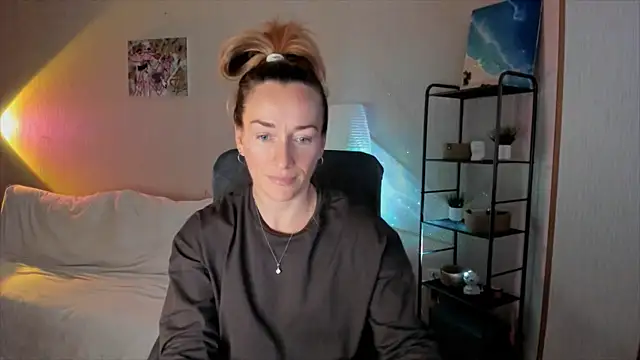 Snapshot of RebeccaMartinez chatting on 11.02.25 RebeccaMartinez online show from 11.02.25