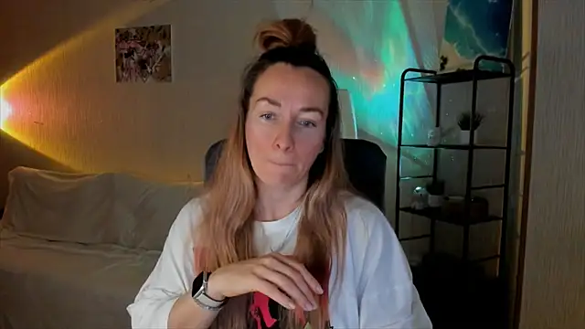 Snapshot of RebeccaMartinez chatting on 12.19.25 RebeccaMartinez online show from 12.19.25