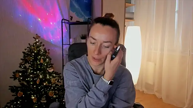 Snapshot of RebeccaMartinez chatting on 12.20.25 RebeccaMartinez online show from 12.20.25