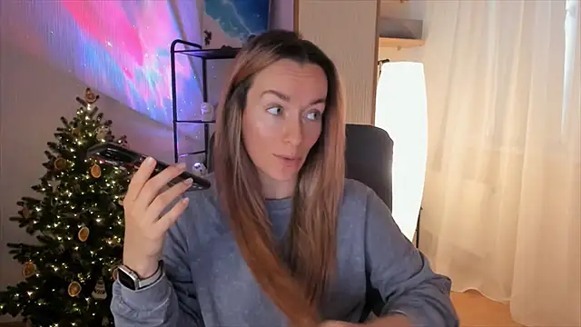 Snapshot of RebeccaMartinez chatting on 12.21.25 RebeccaMartinez online show from 12.21.25