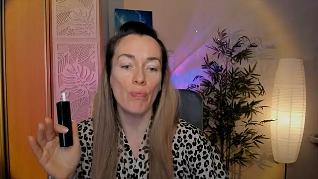 Snapshot of RebeccaMartinez chatting on 01.09.26 RebeccaMartinez online show from 01.09.26