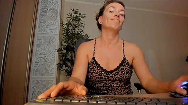 Snapshot of RebeccaMartinez chatting on 07.06.26 RebeccaMartinez online show from 07.06.26