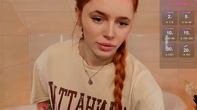 Snapshot of Phoenix_Margo chatting on 10.12.25 Phoenix Margo online show from 10.12.25