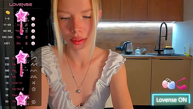 Snapshot of Olivia_Bells chatting on 09.23.25 Olivia Bells online show from 09.23.25