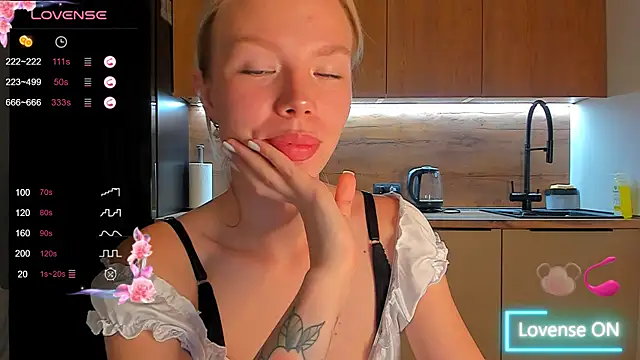 Snapshot of Olivia_Bells chatting on 10.14.25 Olivia Bells online show from 10.14.25