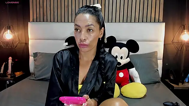 Snapshot of NiicolleMiller chatting on 02.05.25 NiicolleMiller online show from 02.05.25