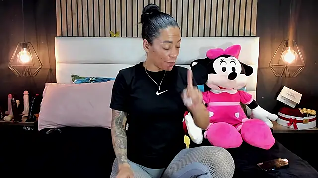 Snapshot of NiicolleMiller chatting on 02.19.25 NiicolleMiller online show from 02.19.25