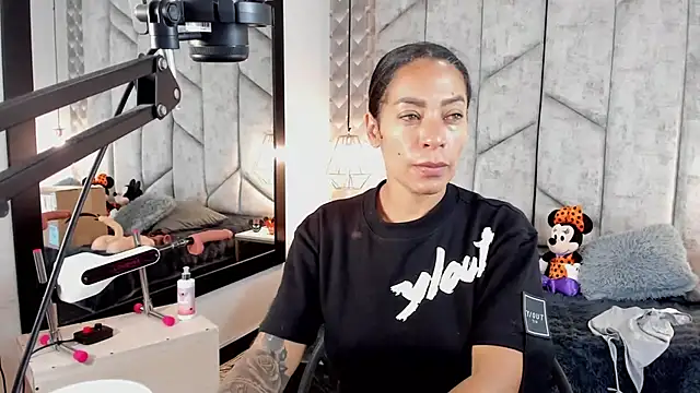 Snapshot of NiicolleMiller chatting on 10.17.25 NiicolleMiller online show from 10.17.25