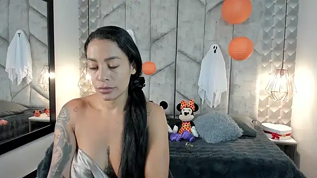 Snapshot of NiicolleMiller chatting on 10.19.25 NiicolleMiller online show from 10.19.25