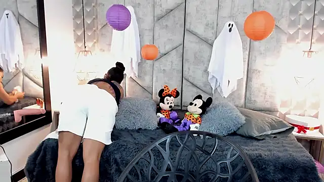 Snapshot of NiicolleMiller chatting on 10.20.25 NiicolleMiller online show from 10.20.25