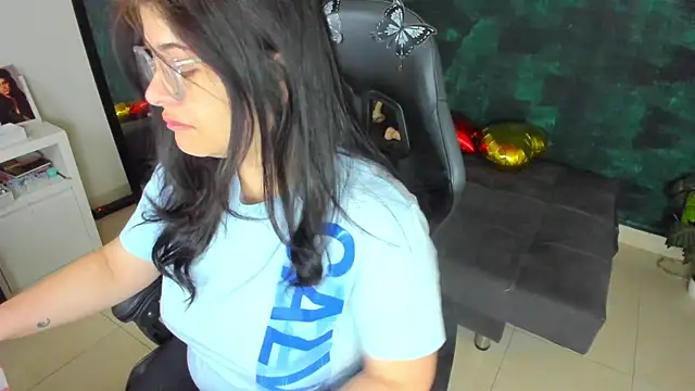 Snapshot of BellaFlaming chatting on 12.26.24 BellaFlaming online show from 12.26.24