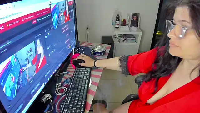 Snapshot of BellaFlaming chatting on 01.07.25 BellaFlaming online show from 01.07.25