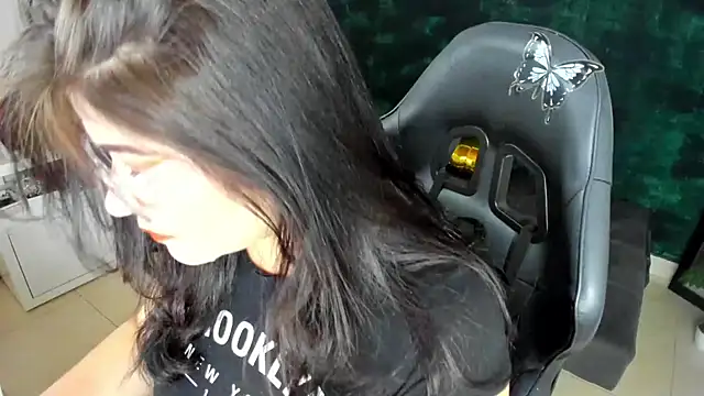 Snapshot of BellaFlaming chatting on 01.31.25 BellaFlaming online show from 01.31.25