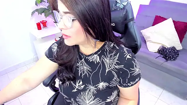 Snapshot of BellaFlaming chatting on 02.10.25 BellaFlaming online show from 02.10.25