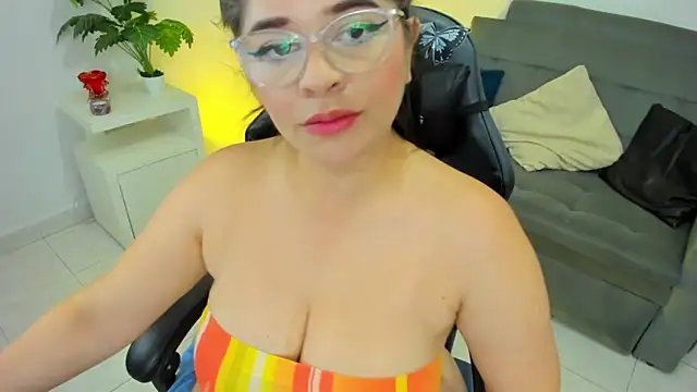 Snapshot of BellaFlaming chatting on 02.13.25 BellaFlaming online show from 02.13.25