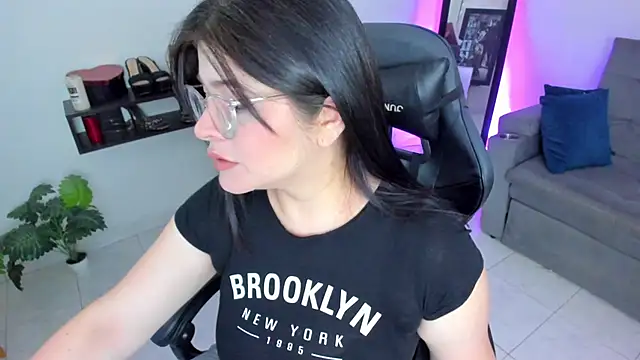 Snapshot of BellaFlaming chatting on 09.20.25 BellaFlaming online show from 09.20.25