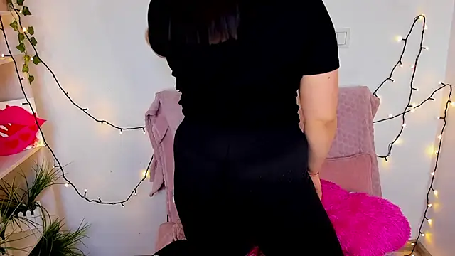 Snapshot of Talla_a chatting on 02.18.25 Talla a online show from 02.18.25