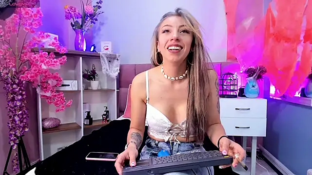 mia thompsonn  online show from 10.17.25