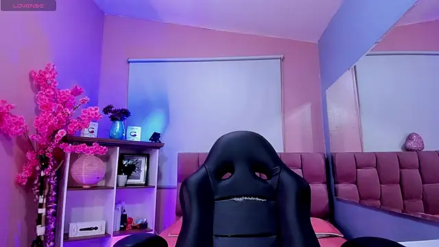 mia thompsonn  online show from 11.28.25