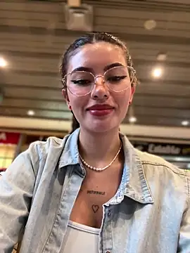 Snapshot of Your_Honeey chatting on 09.12.25 Your Honeey online show from 09.12.25