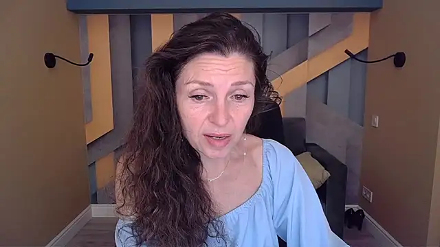 Snapshot of EllaLong chatting on 06.14.26 EllaLong online show from 06.14.26