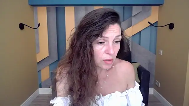 Snapshot of EllaLong chatting on 06.16.26 EllaLong online show from 06.16.26