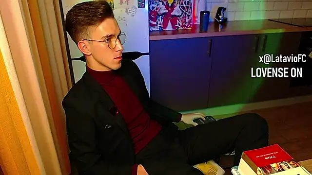 Snapshot of Midnighter_ chatting on 09.22.25 Midnighter  online show from 09.22.25