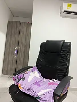 Snapshot of Violetacam_05 chatting on 09.18.25 Violetacam 05 online show from 09.18.25