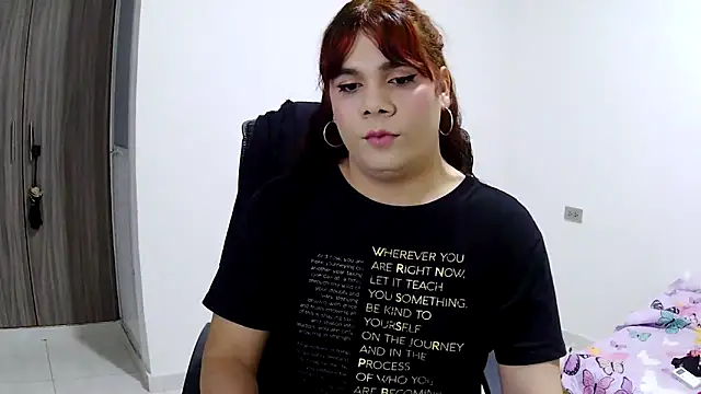 Snapshot of Violetacam_05 chatting on 10.31.25 Violetacam 05 online show from 10.31.25