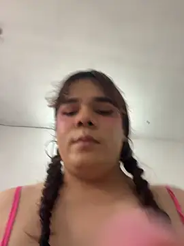 Snapshot of Violetacam_05 chatting on 02.21.26 Violetacam 05 online show from 02.21.26