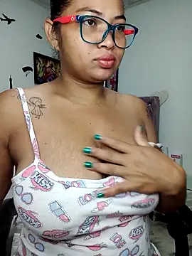 Snapshot of chalohott chatting on 04.19.26 chalohott online show from 04.19.26