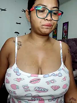 Snapshot of chalohott chatting on 04.21.26 chalohott online show from 04.21.26