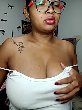 Snapshot of chalohott chatting on 06.15.26 chalohott online show from 06.15.26