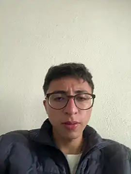 Snapshot of CamiRojas_boy chatting on 05.20.26 CamiRojas boy online show from 05.20.26