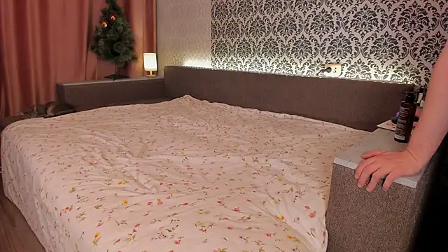 Snapshot of Sweet_p1ays chatting on 12.14.24 Sweet p1ays online show from 12.14.24