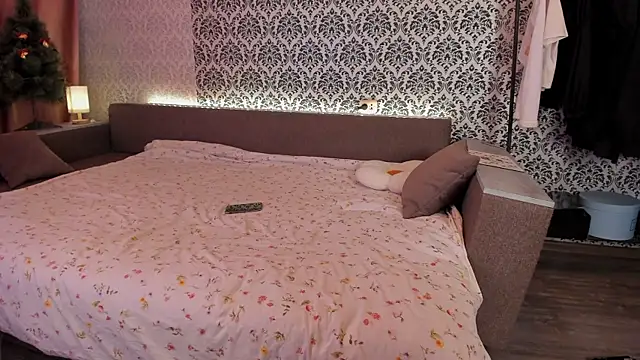 Snapshot of Sweet_p1ays chatting on 12.19.24 Sweet p1ays online show from 12.19.24