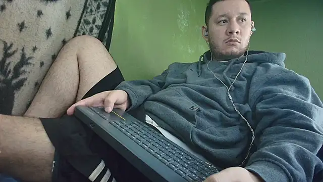 Snapshot of sweet_cock28 chatting on 09.27.25 sweet cock28 online show from 09.27.25